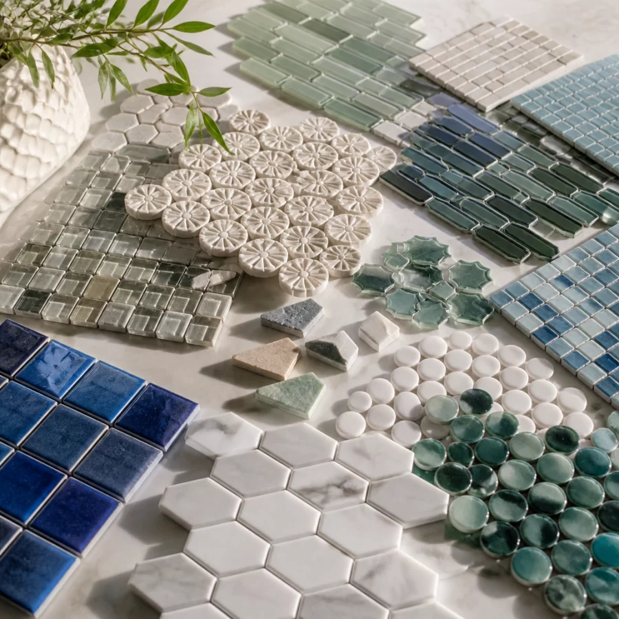 Nhiều loại gạch mosaic với thiết kế và màu sắc khác nhau.