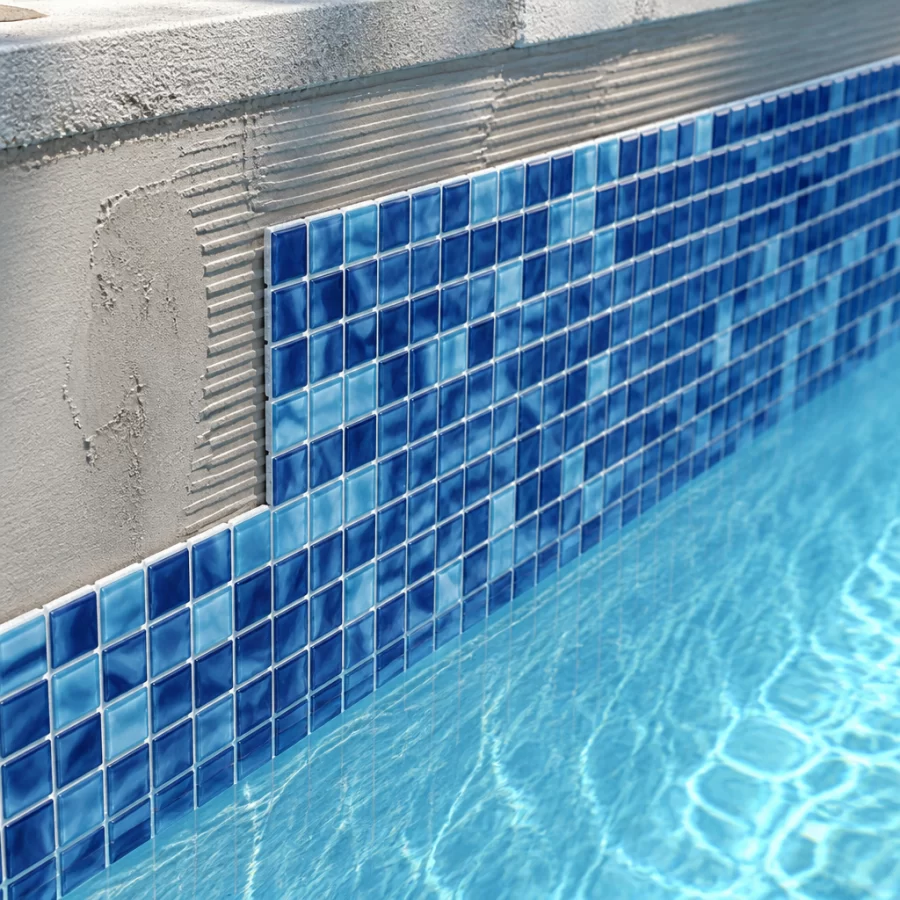 Gạch mosaic kích thước nhỏ được lát đều trên thành hồ bơi với lớp keo phủ ổn định.