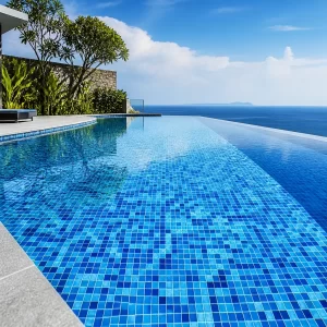 Bề mặt bể bơi ốp gạch mosaic xanh nổi bật dưới ánh sáng tự nhiên