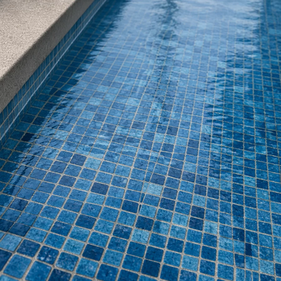 Cận cảnh bề mặt gạch mosaic hồ bơi với nhiều mạch ghép cần thi công và bảo dưỡng kỹ.