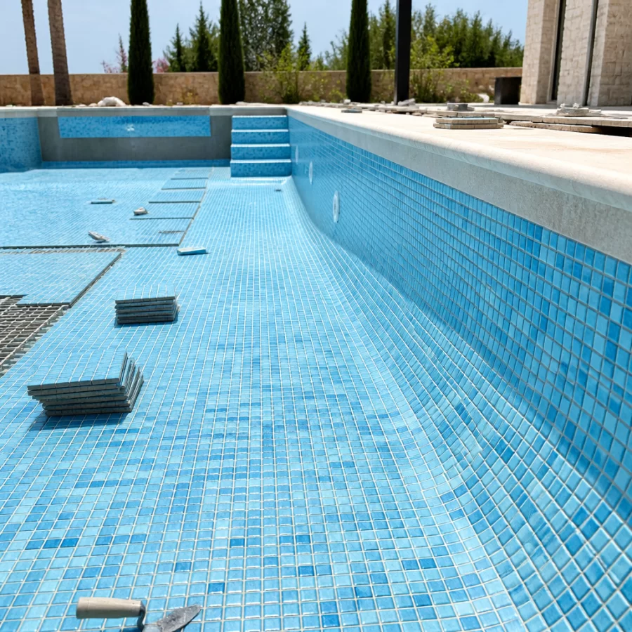 Thi công gạch mosaic cho bề mặt bể bơi với nhiều mạch ghép cần xử lý cẩn thận
