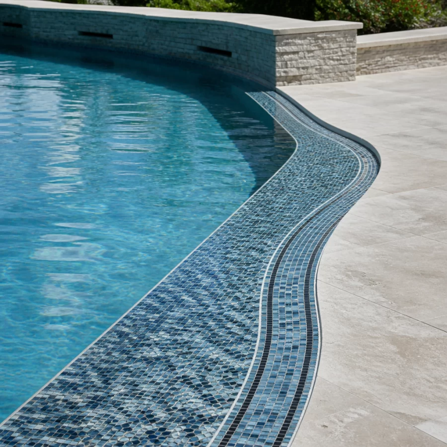 Gạch mosaic được dùng làm viền trang trí hồ bơi tạo điểm nhấn tinh tế