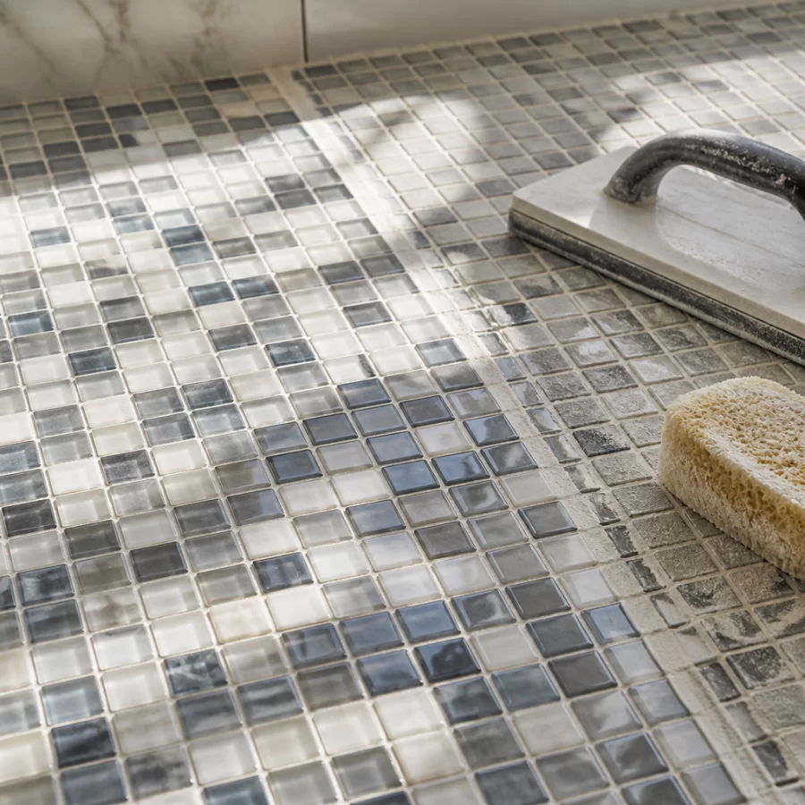 Bề mặt gạch mosaic trong quá trình hoàn thiện đường ron, minh họa quy trình thi công và vệ sinh keo dư.