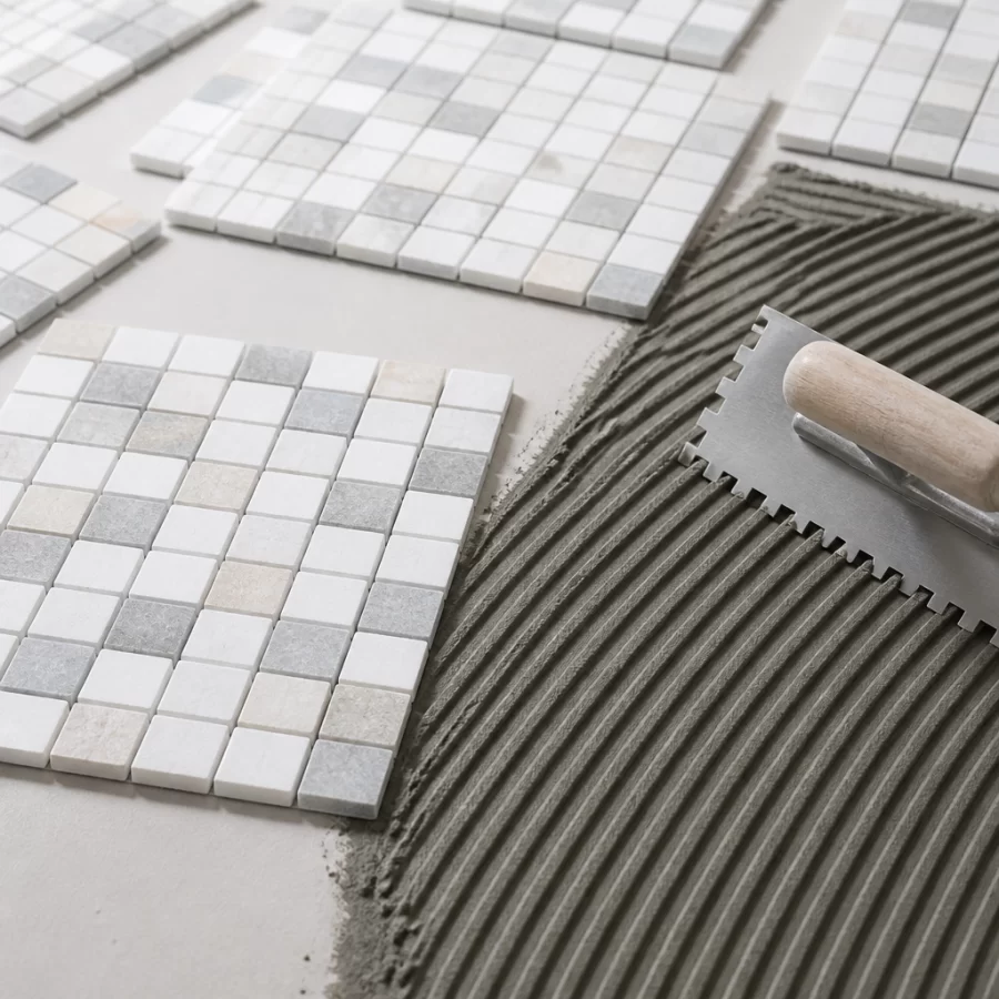 Keo dán và vỉ gạch mosaic đặt cạnh nhau trong không gian thi công gọn gàng