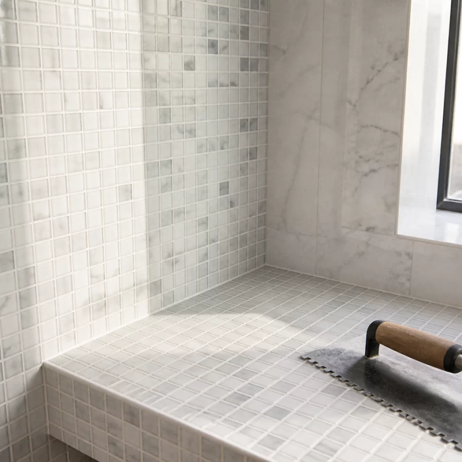 Khu vực ốp gạch mosaic hoàn thiện với mạch ron gọn và bề mặt sạch đẹp sau khi được kiểm tra kỹ.