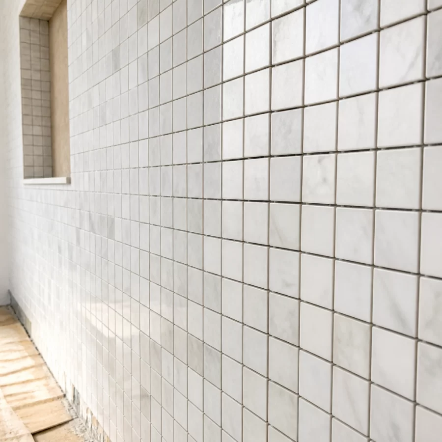Mảng gạch mosaic bị lệch đường ron do không canh thẳng và canh mạch kỹ khi thi công.