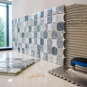 Thi công gạch mosaic trên bề mặt tường với các tấm vỉ được canh chỉnh cẩn thận
