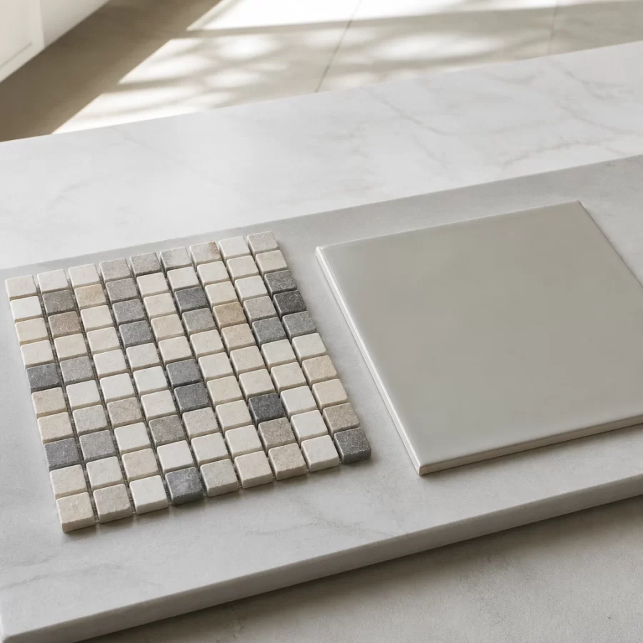 Mẫu gạch mosaic và gạch men đặt cạnh nhau để minh họa khái niệm hai loại gạch.