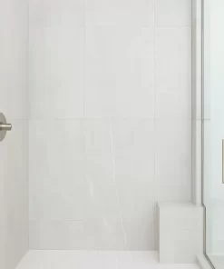 Tường phòng tắm ốp gạch 60x120 Novita xám trắng vân đá, không gian hiện đại sáng sủa