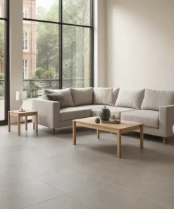 Không gian phòng khách hiện đại rộng rãi với sàn lát gạch 60x120 Novita PIETRA VIVA màu xám vân đá, ánh sáng tự nhiên, nội thất tối giản.