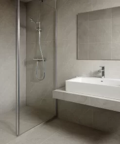Phòng tắm sang trọng lát toàn bộ gạch ốp lát 60x120 Novita PIETRA VIVA xám vân đá, ánh sáng tự nhiên, bề mặt men matt chống trơn.