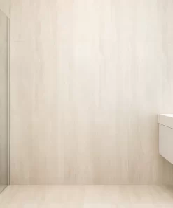 Phòng tắm hiện đại tường ốp gạch Novita Traventino vân kem 60x120, bề mặt matt, vân đá nổi bật, ánh sáng tự nhiên.