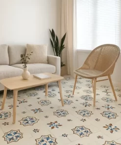 Hình ảnh sàn phòng khách lát gạch bông Novita OLIVE 6601, họa tiết hoa văn kem phối xanh dương và nâu nổi bật, không gian hiện đại, ánh sáng tự nhiên