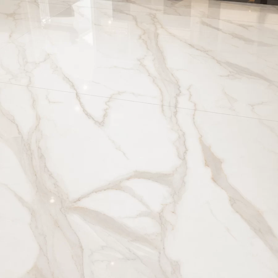 Gạch Apodio A81CB805 với bề mặt vân đá marble trắng kem, siêu bóng và tinh tế.