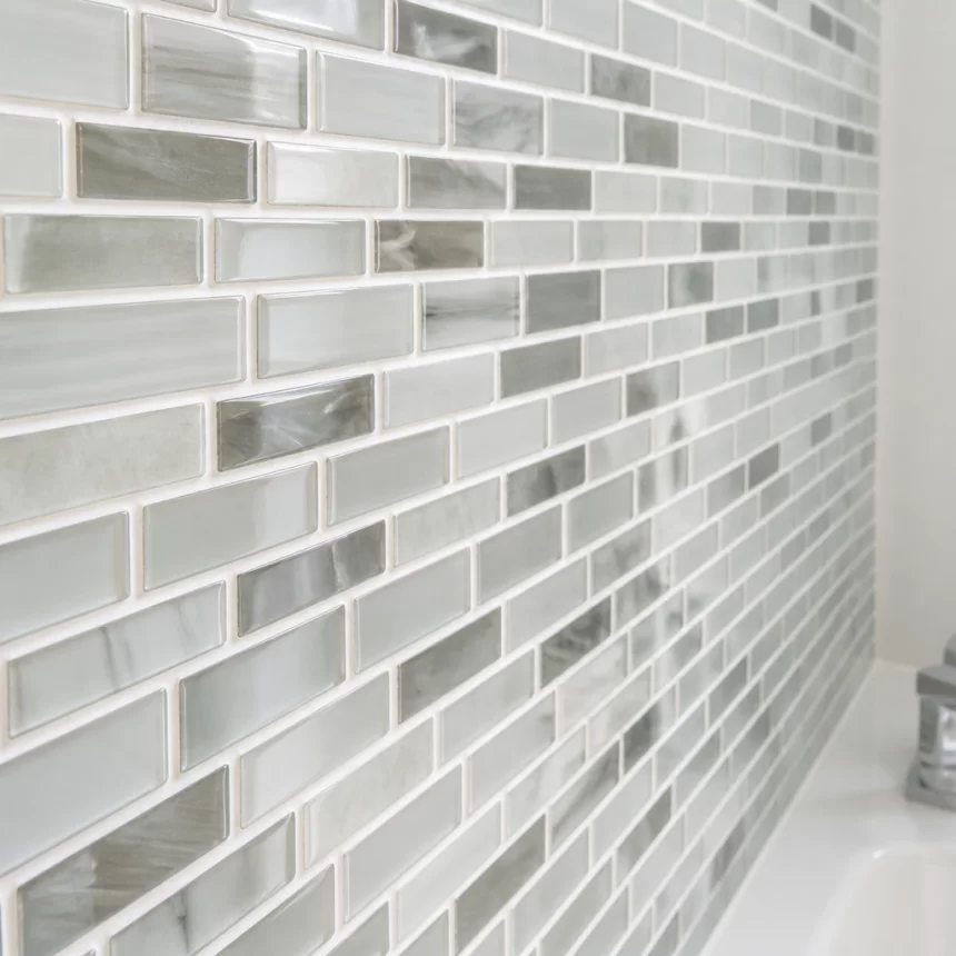 Cận cảnh mạch ron của gạch mosaic nhà tắm với đường ron gọn và dễ vệ sinh.