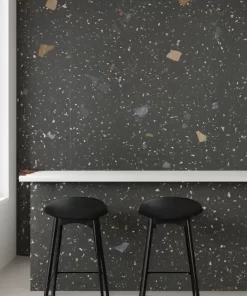 Tường quầy bar trong phòng ăn được ốp gạch Novita CEPPO terrazzo đen 60x60, bề mặt men matt hiện đại, vân đá sắc nét