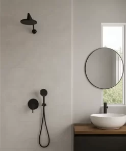 Gạch ốp tường Novita NATURAL màu trắng kem vân xi măng trong phòng tắm hiện đại, giữ nguyên màu sắc và vân matt như hình gốc