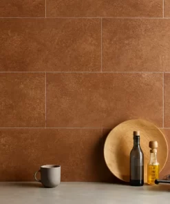 Không gian bếp hiện đại với tường được ốp gạch 30x60 Novita màu nâu đỏ vân xi măng men matt