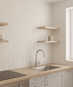 Bếp ăn hiện đại, tường ốp gạch Novita SORRISO 4811 40x80 men matt trắng kem chia thẻ, ánh sáng tự nhiên