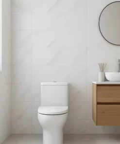 Gạch 40x80 Volano 4801 màu trắng xám vân marble được ốp trên tường phòng tắm hiện đại, ánh sáng tự nhiên.