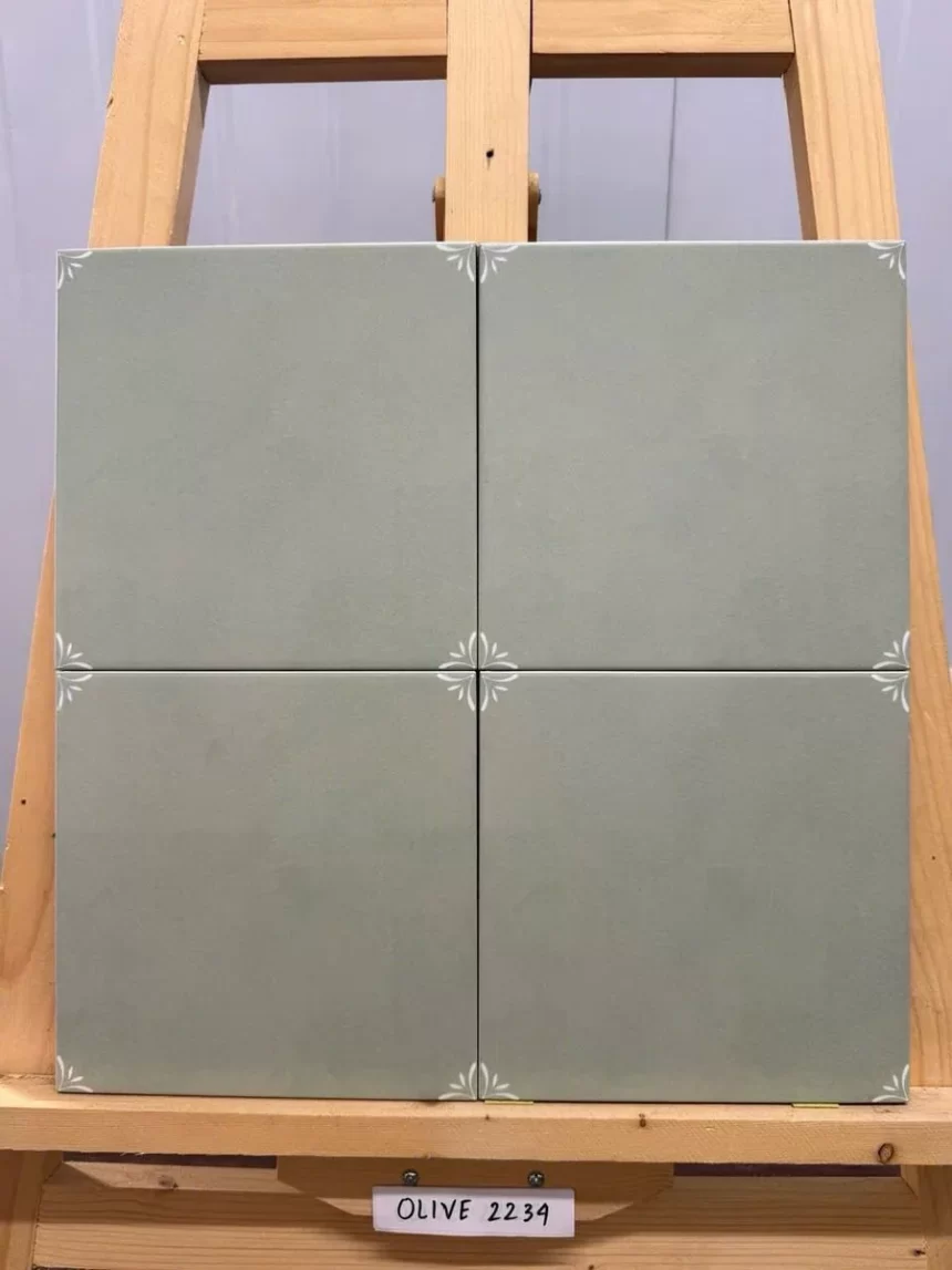 Gạch bông 20x20 hãng Novita OLIVE 2234 Gạch bông 20x20 hãng Novita OLIVE 2234 màu xanh olive, bề mặt matt, hoa văn nhẹ nhàng ở góc