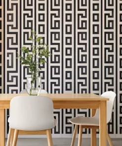 Không gian phòng ăn hiện đại với tường được ốp gạch bông Novita OLIVE 2202 20x20cm, hoa văn đen trắng nổi bật