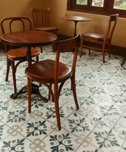 Sàn quán cafe kiểu retro lát gạch bông Novita OLIVE 2203, nhấn mạnh hoa văn, màu sắc đặc trưng của gạch trên diện rộng.