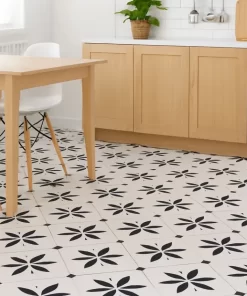Gạch bông Novita OLIVE 2207 20x20 lát trên nền sàn phòng bếp, giữ đúng màu nền trắng và hoa văn đen đặc trưng, bề mặt matt porcelain.