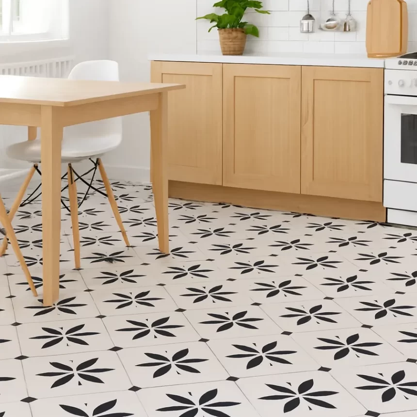 Gạch bông Novita OLIVE 2207 lát sàn bếp Gạch bông Novita OLIVE 2207 20x20 lát trên nền sàn phòng bếp, giữ đúng màu nền trắng và hoa văn đen đặc trưng, bề mặt matt porcelain.