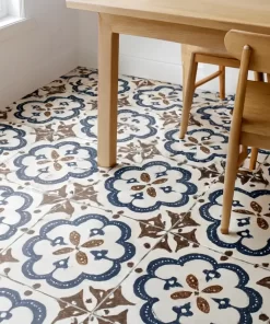 Sàn phòng ăn lát gạch bông Novita OLIVE 2209 20x20 họa tiết cổ điển, nền trắng, vân xanh nâu, ánh sáng tự nhiên