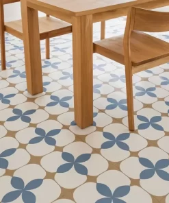 Sàn phòng ăn lát gạch bông 20x20 Novita OLIVE 2221, họa tiết màu xanh và trắng trên nền nâu vàng nhẹ, giữ đúng nhịp lặp, bề mặt men matt.