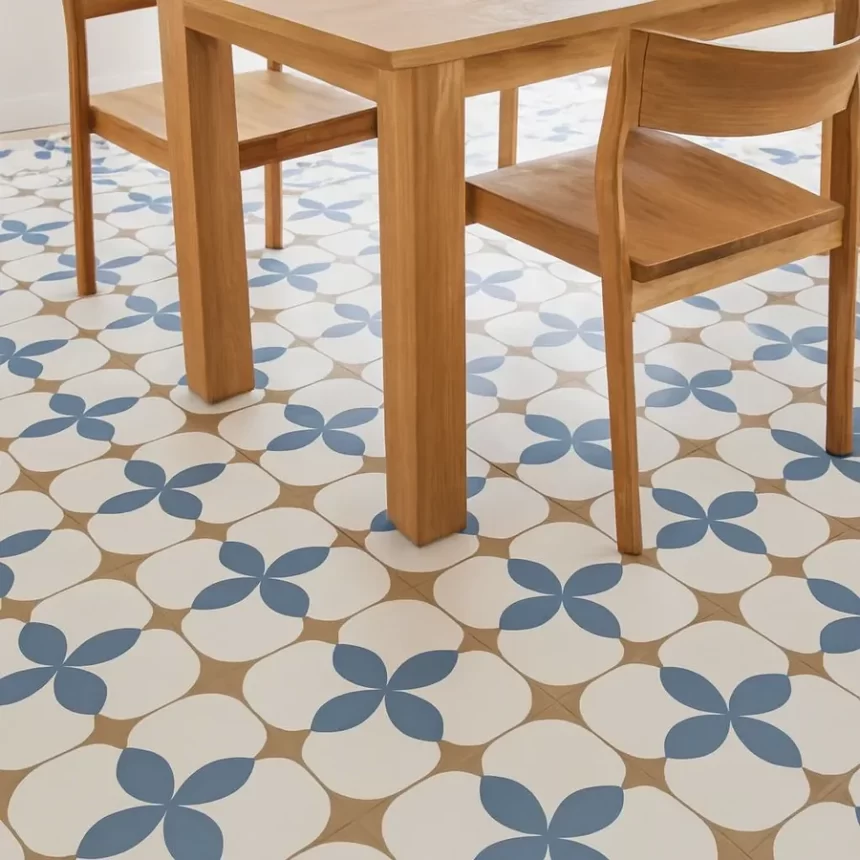 Sàn nhà phòng ăn lát gạch bông 20x20 Novita OLIVE 2221 Sàn phòng ăn lát gạch bông 20x20 Novita OLIVE 2221, họa tiết màu xanh và trắng trên nền nâu vàng nhẹ, giữ đúng nhịp lặp, bề mặt men matt.