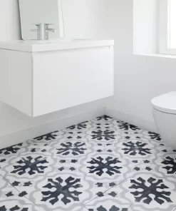 Phòng tắm có nền lát gạch bông Novita OLIVE 2226 20x20 men matt, nổi bật hoa văn trắng xám đen
