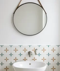 Tường toilet được ốp bằng gạch bông Novita OLIVE 2232, nổi bật họa tiết hoa nâu viền xanh