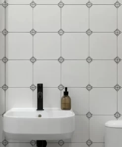 Phòng tắm sáng sủa với tường được ốp gạch bông Novita OLIVE 2237, giữ nguyên thiết kế và màu đặc trưng.