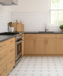 Phối cảnh sàn nhà bếp lát gạch bông Novita OLIVE 2237 kích thước 20x20cm, bề mặt matt, với hoa văn góc retro tối giản đặc trưng.