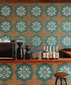Quầy bar cà phê phong cách retro, mảng tường ốp gạch bông Novita MIMOSA 3302 phối lặp chuẩn