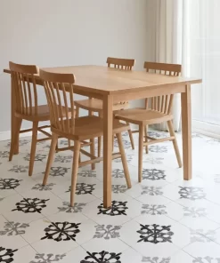 Gạch bông Novita MIMOSA 3304 lát kín trên sàn phòng bàn ăn phong cách hiện đại, giữ đầy đủ màu sắc, họa tiết hoa văn như mẫu tham chiếu