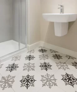 Gạch bông Novita MIMOSA 3304 lát kín sàn nhà vệ sinh hiện đại, thể hiện rõ hoa văn đen xám trên nền trắng như mẫu sản phẩm