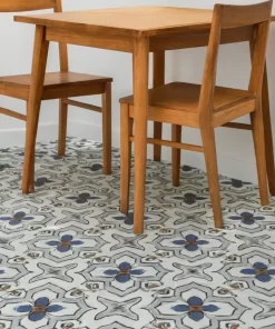Gạch bông Novita Mimosa 3308 lát kín sàn phòng ăn, thể hiện rõ nhịp lặp hoa văn và màu sắc thật của gạch