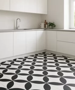 Không gian bếp sáng với sàn lát gạch bông 30x30 Novita MIMOSA 3314 màu đen trắng, hoa văn cổ điển
