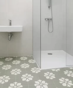 Ảnh nền phòng tắm sử dụng mẫu gạch bông 30x30 Novita MIMOSA 3318, thể hiện hoa văn xanh xám nhạt - trắng và bề mặt matt.