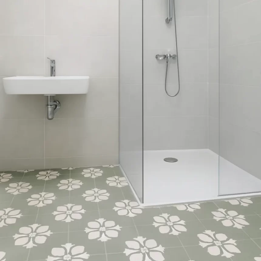 Gạch bông Novita MIMOSA 3318 ứng dụng lát nền phòng tắm Ảnh nền phòng tắm sử dụng mẫu gạch bông 30x30 Novita MIMOSA 3318, thể hiện hoa văn xanh xám nhạt - trắng và bề mặt matt.