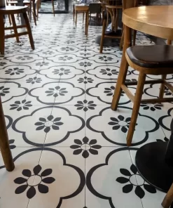 Sàn quán cafe lát gạch bông Novita Mimosa 3320 đen trắng hoa văn bắt mắt, phối cảnh gần mặt sàn.