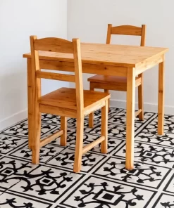 Sàn phòng ăn lát gạch bông Novita MIMOSA 3322 hoa văn đen trắng, bàn ghế gỗ sáng, không gian tinh tế, ánh sáng tự nhiên