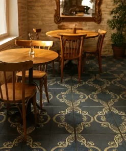 Sàn quán cafe cổ điển lát gạch bông Novita MIMOSA 3327, nổi bật với hoa văn và màu sắc đặc trưng.