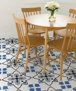 Gạch bông Novita MIMOSA 3332 lát nền khu vực bàn ăn, nổi bật với họa tiết xanh dương-xám-đen tinh tế, ánh sáng ban ngày tự nhiên.
