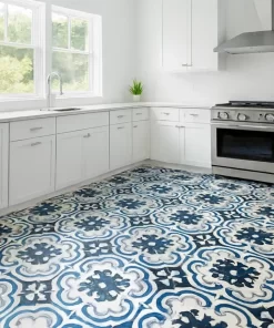 Gạch bông Novita MIMOSA 3333 lát nền phòng bếp hiện đại, nổi bật với họa tiết xanh dương, xám, đen trên nền trắng.