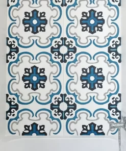 Gạch bông Novita MIMOSA 3333 ốp điểm trên tường phòng tắm, giữ vẹn nguyên hoa văn và màu sắc đặc trưng.