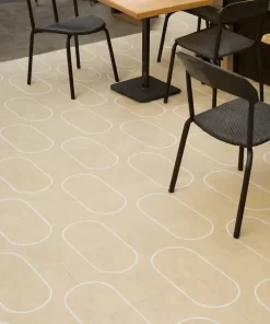 Khu vực ngoài trời quán cafe lát gạch bông 30x30 men matt Novita MIMOSA 3338 màu be trắng, nổi bật hoa văn uốn cong trên nền tự nhiên.